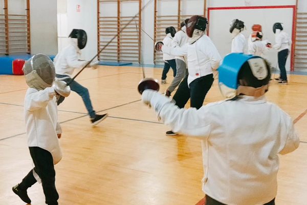 Esgrima en Valencia - Club Esgrima Ágora. Entrenamiento esgrima niños